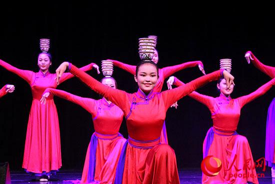 內蒙古藝術學院舞蹈演員表演的群舞《祝?！防_了“草原之聲”演出的帷幕。