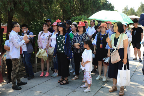 外地游客在正定縣文物游覽點有序參觀。-河寧 攝.jpg