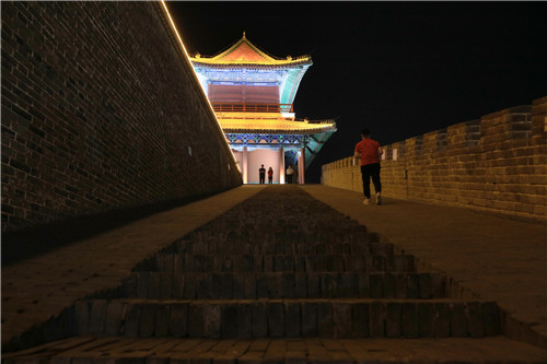 為了保護文物，消減火災隱患，正定縣的旅游點，參觀者必須接受禁帶火種檢查。-河寧 攝.jpg